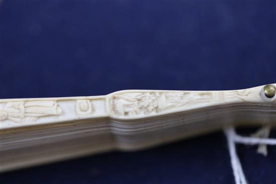 A Chinese export ivory brise fan, 19th century, L. 18.3cm